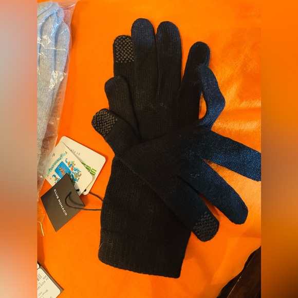 Ladies gloves with a phone touchscreen-capable index and thumb. - Picture 2 of 4